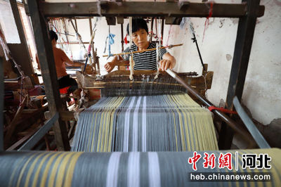 經(jīng)緯交織的藝術(shù) 探訪傳統(tǒng)木織機上的紡織之美